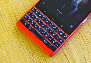 نیم نگاهی به بلک بری Key2 Red Edition