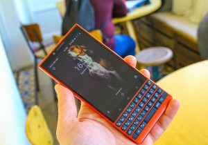 نیم نگاهی به بلک بری Key2 Red Edition