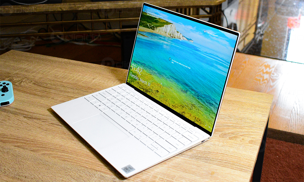 بهترین لپ تاپ DELL XPS 13 روی میز