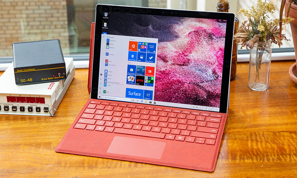 بهترین لپ تاپ Microsoft Surface Pro 7 کنار گلدان