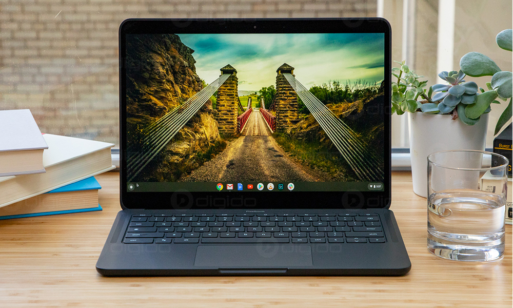 بهترین لپ تاپ PixelBook Go روی میز