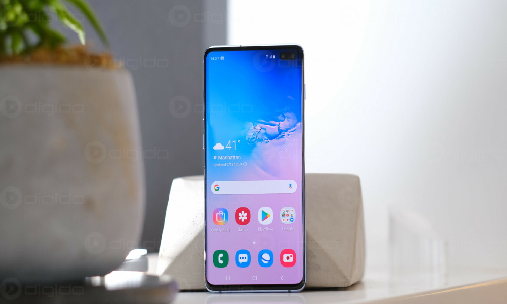 بهترین گوشی های سامسونگ Samsung GALAXY S10 روی میز سفید