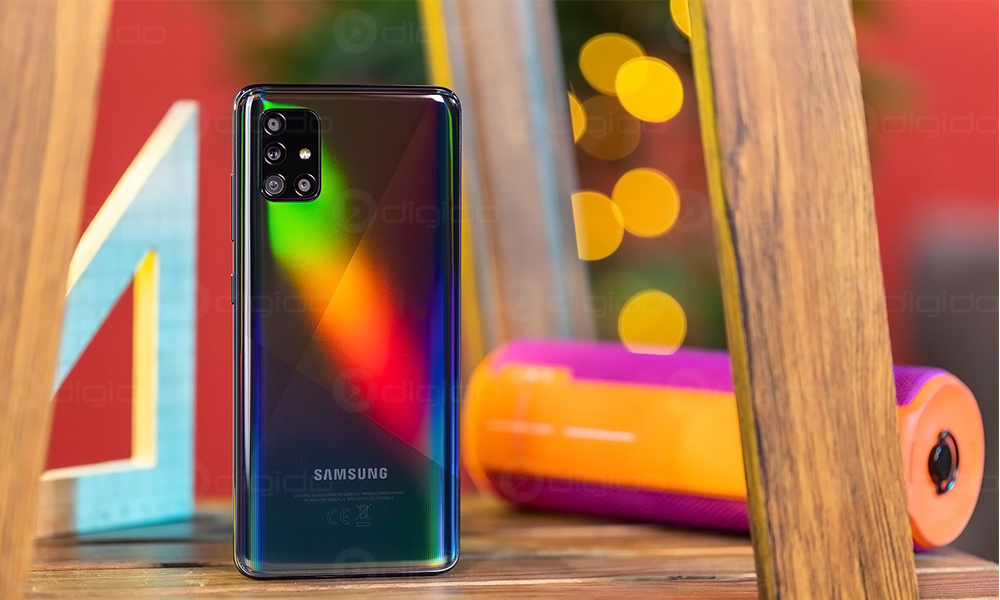 بهترین گوشی های سامسونگ Samsung Galaxy A51 ایستاده روی میز