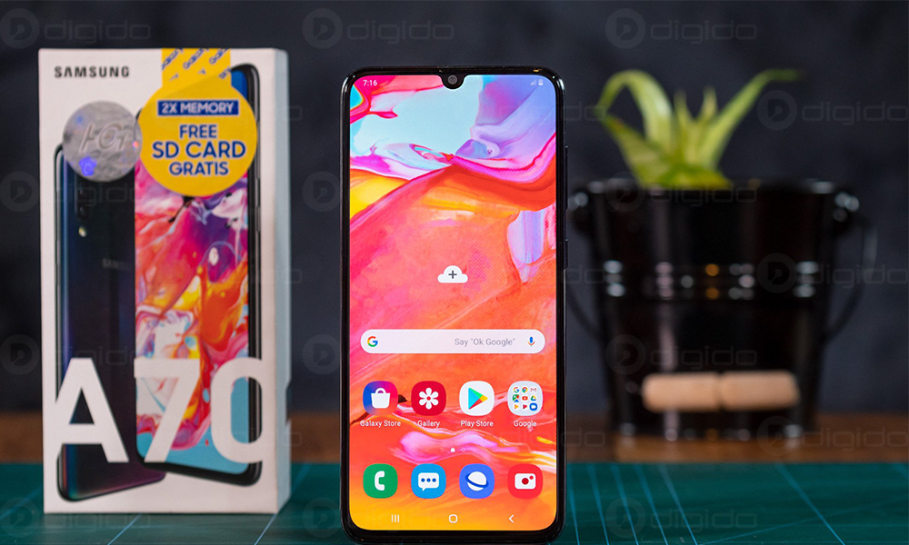بهترین گوشی های سامسونگ Samsung Galaxy A70 ایستاده
