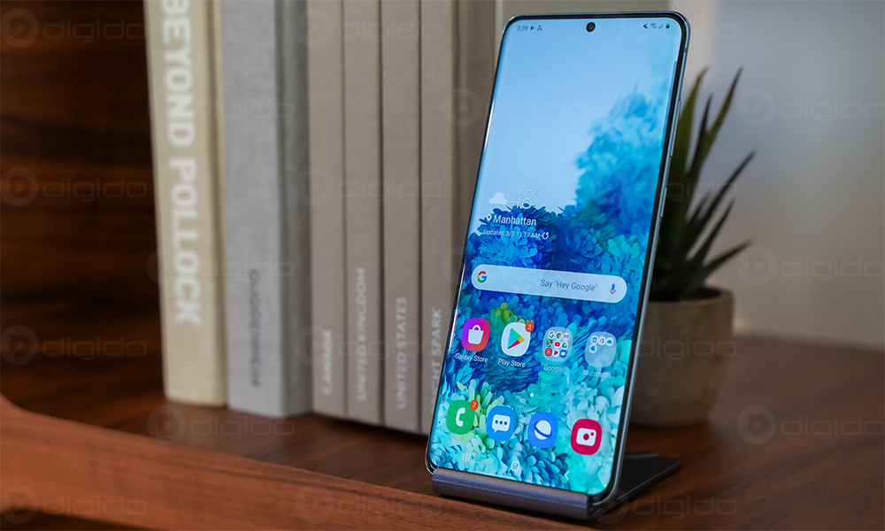 بهترین گوشی های سامسونگ Samsung Galaxy S20 Plus روی میز