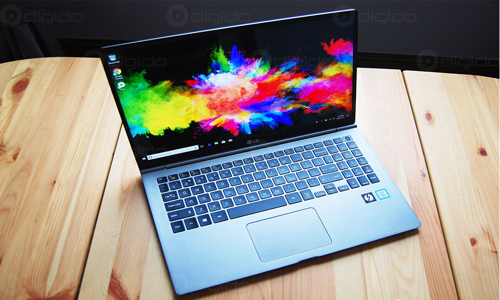 لپ تاپ روی میز