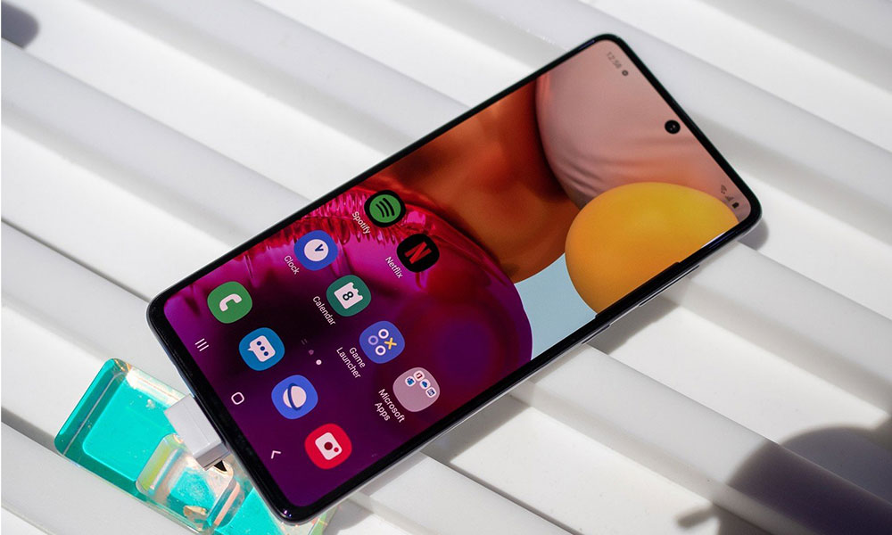 نمایشگر مقایسه سامسونگ گلکسی A71 با سامسونگ گلکسی A51